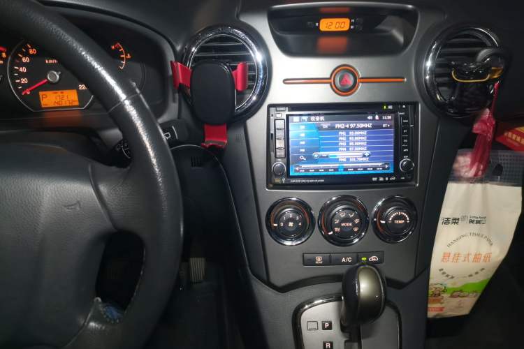 Used Kia Carens 2011 2.0L 7-Seater Automatic Standard Edition Audio And AC Panel