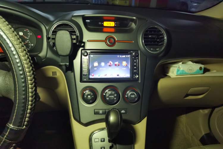 Used Kia Carens 2011 2.0L 7-Seater Automatic Standard Edition Audio And AC Panel