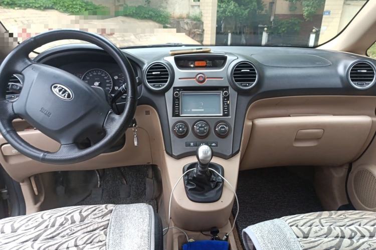 Used Kia Carens 2011 1.6L 5-Seater Manual Comfort Edition Center Console