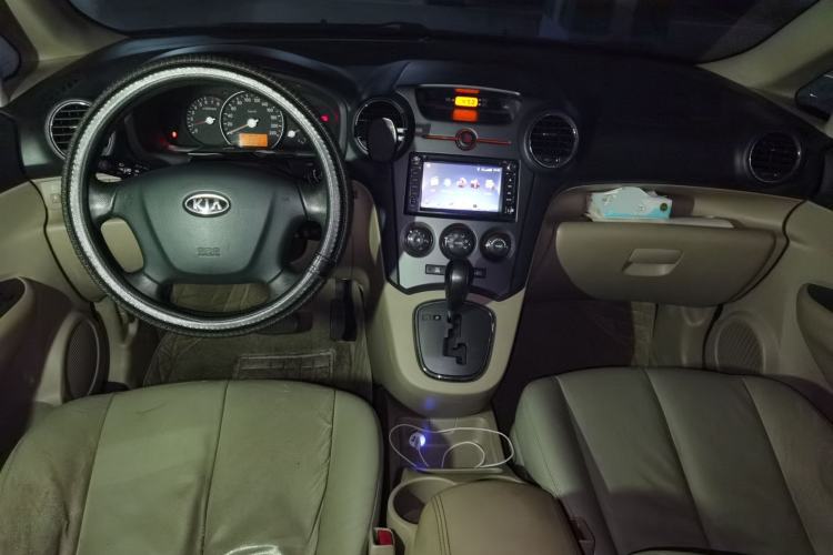 Used Kia Carens 2011 2.0L 7-Seater Automatic Standard Edition Center Console