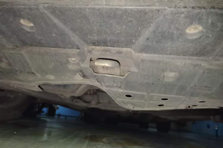 Used Kia Carens 2011 2.0L 7-Seater Automatic Standard Edition Chassis Front