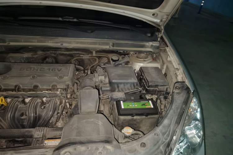 Used Kia Carens 2011 2.0L 7-Seater Automatic Standard Edition Engine Bay Left