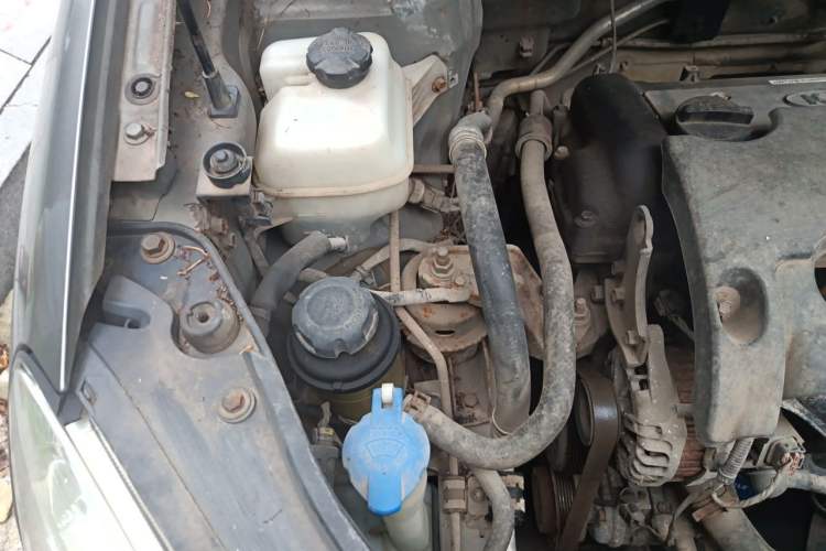 Used Kia Carens 2011 1.6L 5-Seater Manual Comfort Edition Engine Bay Right