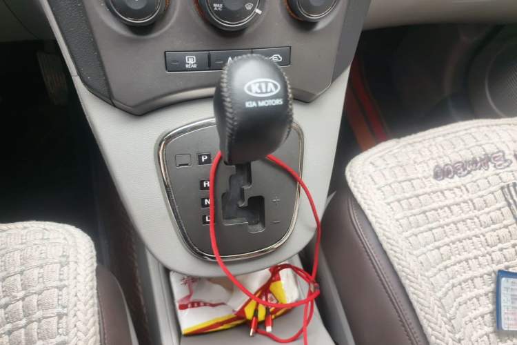 Used Kia Carens 2011 2.0L 7-Seater Automatic Standard Edition Gear Lever