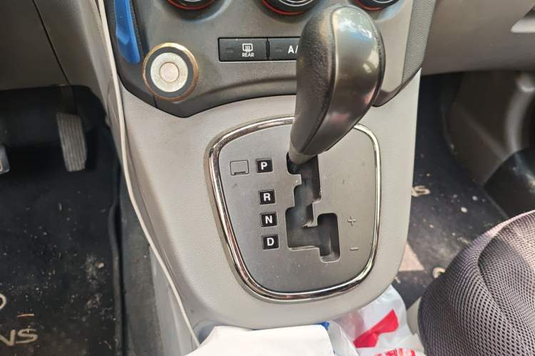 Used Kia Carens 2011 2.0L 7-Seater Automatic Standard Edition Gear Lever