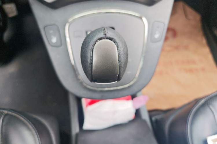 Used Kia Carens 2011 2.0L 7-Seater Automatic Comfort Edition Gear Lever