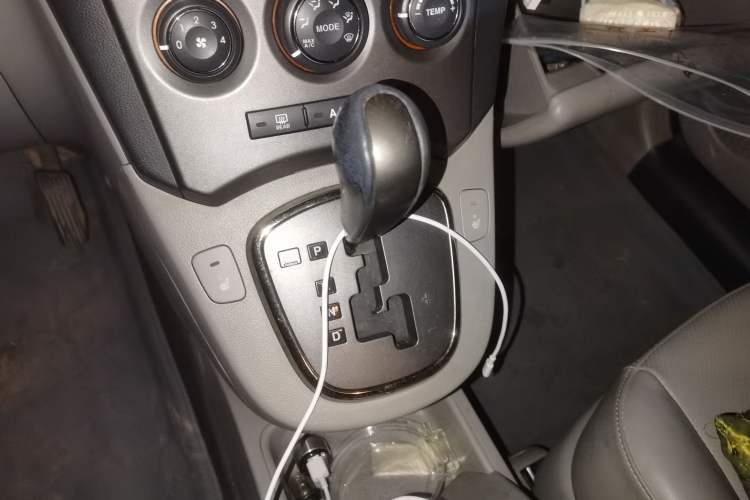 Used Kia Carens 2011 2.0L 5-Seater Automatic Comfort Edition Gear Lever