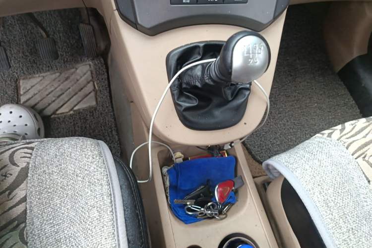 Used Kia Carens 2011 1.6L 5-Seater Manual Comfort Edition Gear Lever
