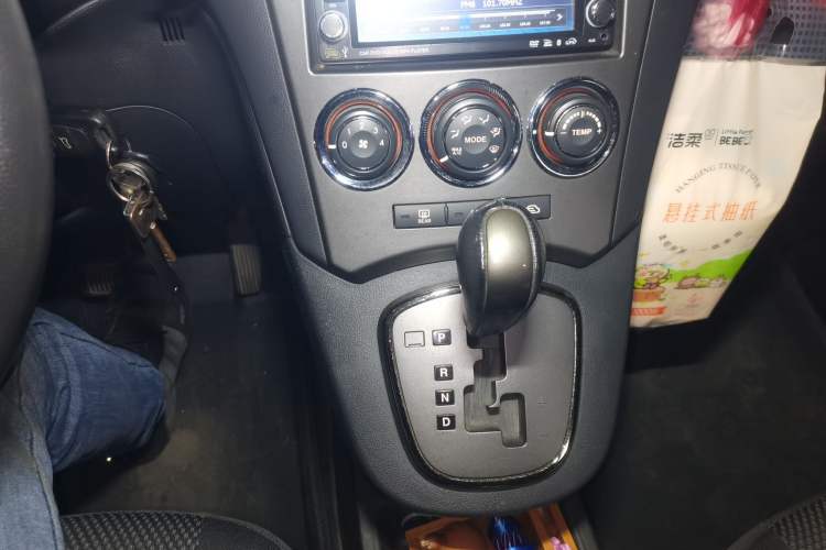 Used Kia Carens 2011 2.0L 7-Seater Automatic Standard Edition Gear Lever