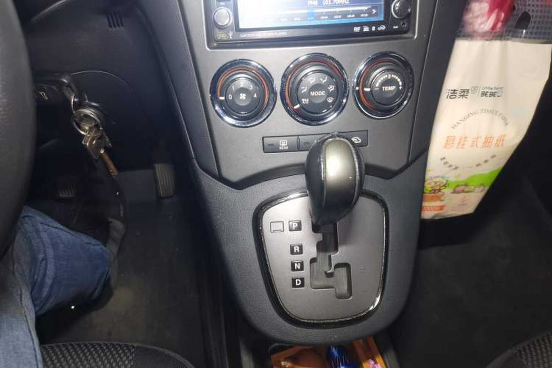 Used Kia Carens 2011 2.0L 7-Seater Automatic Standard Edition Gear Lever