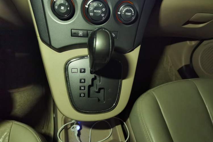 Used Kia Carens 2011 2.0L 7-Seater Automatic Standard Edition Gear Lever