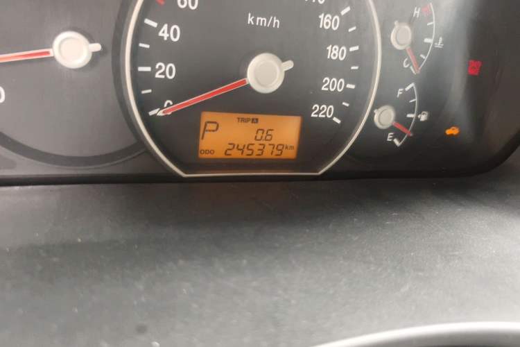 Used Kia Carens 2011 2.0L 7-Seater Automatic Standard Edition Odometer Close Up
