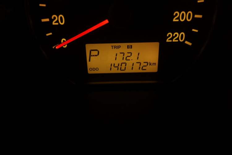 Used Kia Carens 2011 2.0L 7-Seater Automatic Standard Edition Odometer Close Up