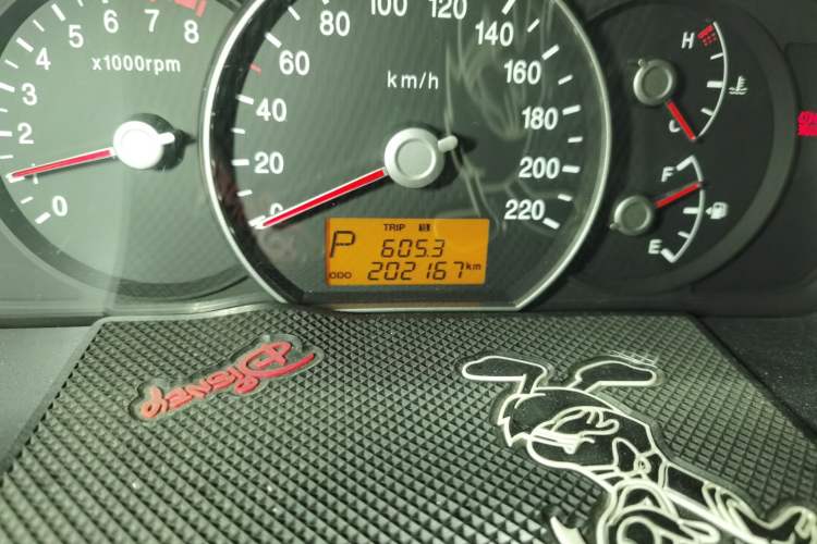 Used Kia Carens 2011 2.0L 7-Seater Automatic Standard Edition Odometer Close Up