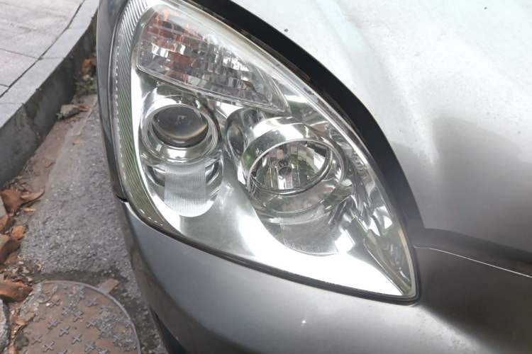 Used Kia Carens 2011 1.6L 5-Seater Manual Comfort Edition Right Front Headlight