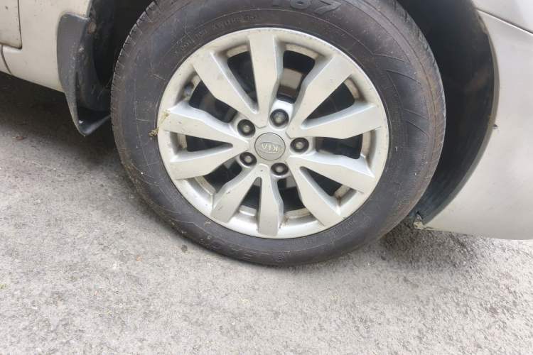 Used Kia Carens 2011 2.0L 7-Seater Automatic Standard Edition Right Front Wheel Hub