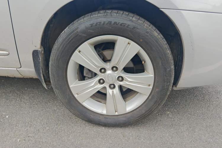 Used Kia Carens 2011 2.0L 7-Seater Automatic Comfort Edition Right Front Wheel Hub