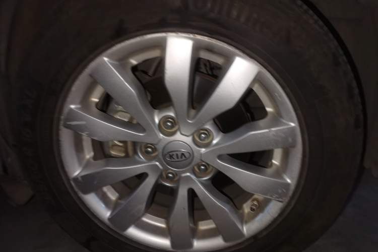 Used Kia Carens 2011 2.0L 5-Seater Automatic Comfort Edition Right Front Wheel Hub