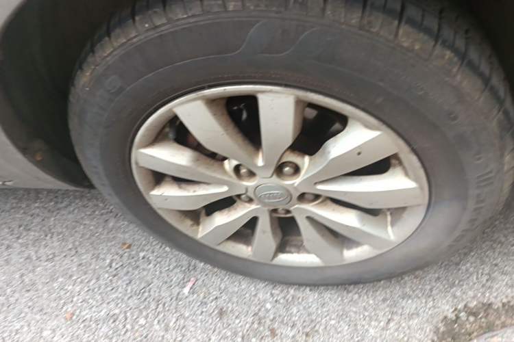 Used Kia Carens 2011 1.6L 5-Seater Manual Comfort Edition Right Front Wheel Hub