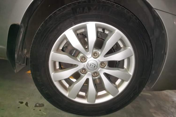 Used Kia Carens 2011 2.0L 7-Seater Automatic Standard Edition Right Front Wheel Hub