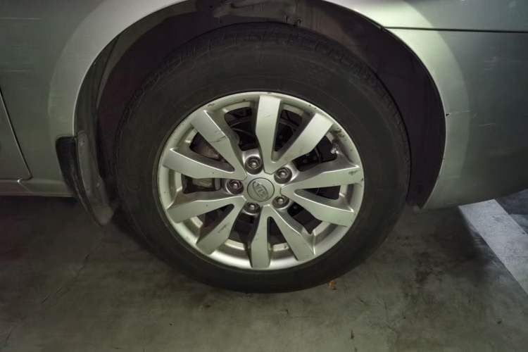 Used Kia Carens 2011 2.0L 7-Seater Automatic Standard Edition Right Front Wheel Hub