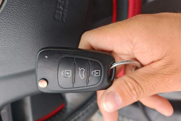 Used Kia Carens 2011 2.0L 7-Seater Automatic Comfort Edition Vehicle Key
