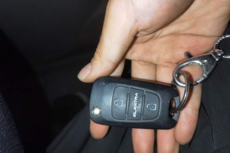 Used Kia Carens 2011 2.0L 5-Seater Automatic Comfort Edition Vehicle Key