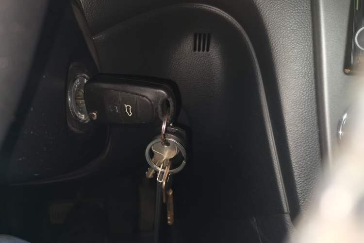 Used Kia Carens 2011 2.0L 7-Seater Automatic Standard Edition Vehicle Key