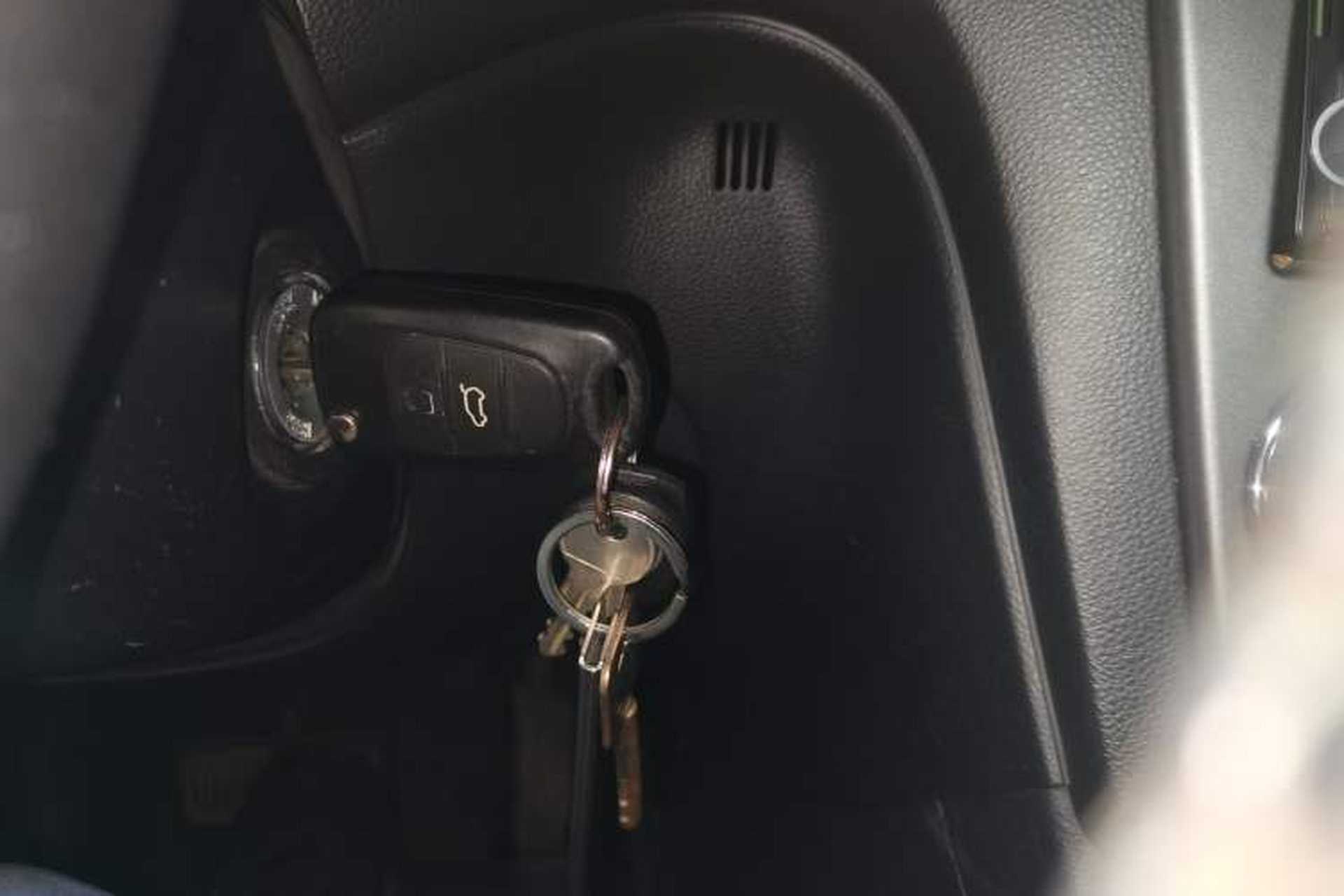 Used Kia Carens 2011 2.0L 7-Seater Automatic Standard Edition Vehicle Key