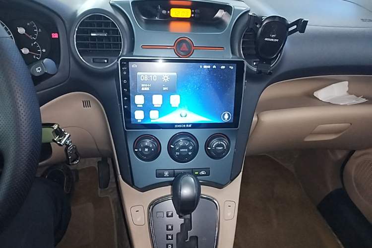 Used Kia Carens 2011 2.0L 5-Seater Automatic Comfort Edition Audio And AC Panel