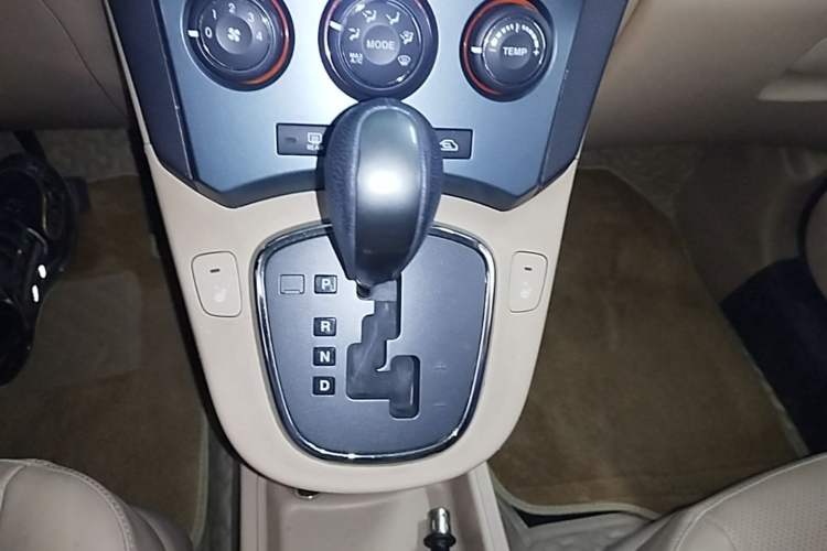 Used Kia Carens 2011 2.0L 5-Seater Automatic Comfort Edition Gear Lever