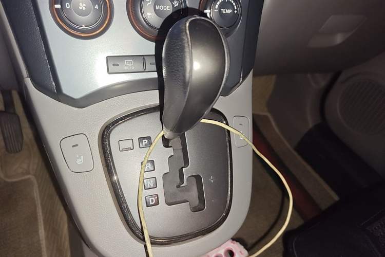 Used Kia Carens 2011 2.0L 5-Seater Automatic Comfort Edition Gear Lever