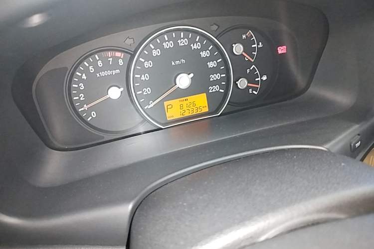Used Kia Carens 2011 2.0L 5-Seater Automatic Comfort Edition Odometer Close Up