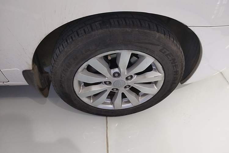 Used Kia Carens 2011 2.0L 5-Seater Automatic Comfort Edition Right Front Wheel Hub