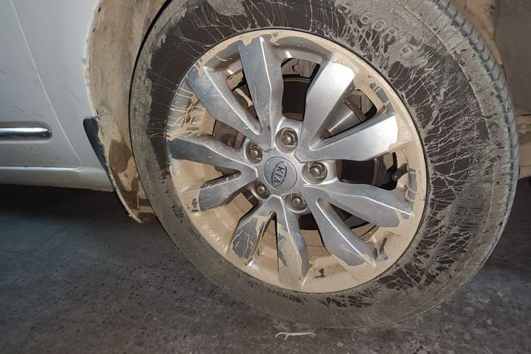 Used Kia Carens 2011 2.0L 5-Seater Automatic Comfort Edition Right Front Wheel Hub