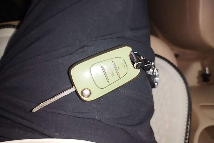 Used Kia Carens 2011 2.0L 5-Seater Automatic Comfort Edition Vehicle Key