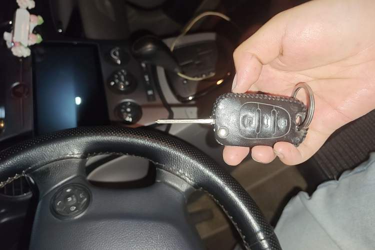 Used Kia Carens 2011 2.0L 5-Seater Automatic Comfort Edition Vehicle Key