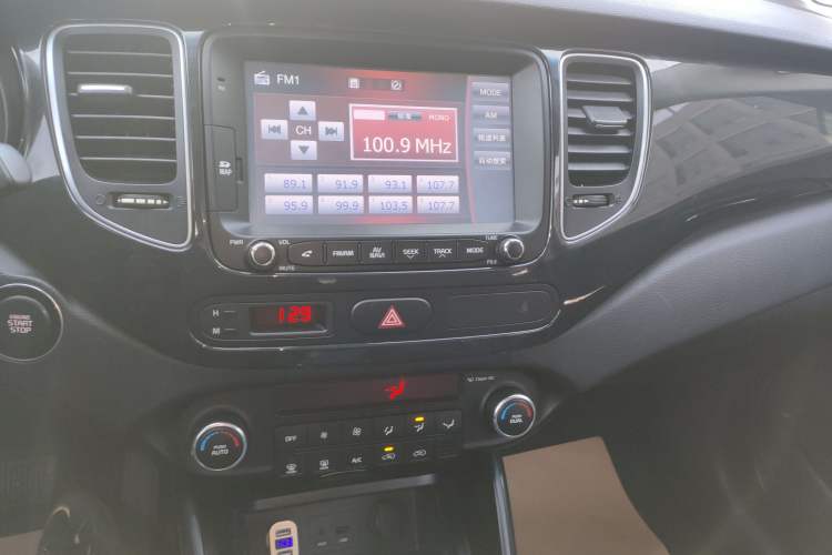Used Kia Carens 2013 2.0L 7-Seater Automatic Luxury Version China IV Standard Audio And AC Panel