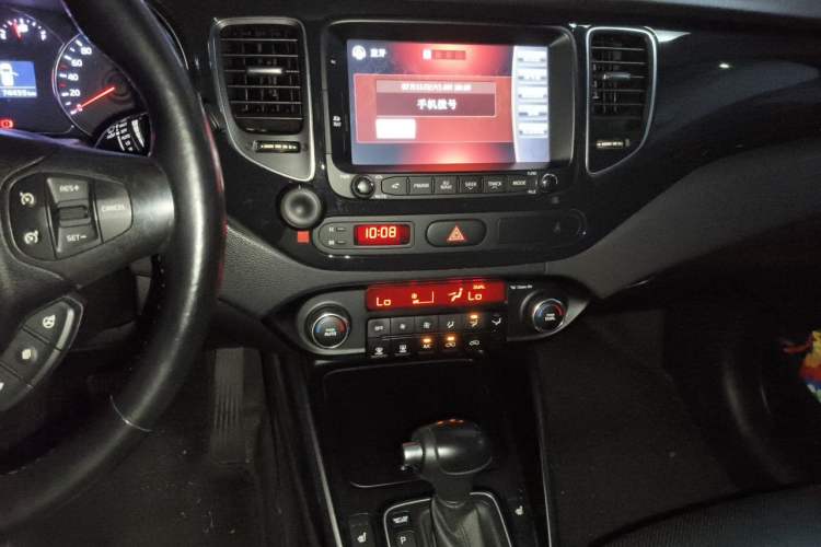 Used Kia Carens 2013 2.0L 7-Seater Automatic Luxury Version China IV Standard Audio And AC Panel