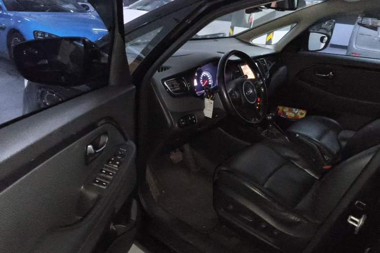 Used Kia Carens 2013 2.0L 7-Seater Automatic Luxury Version China IV Standard Driver Seat