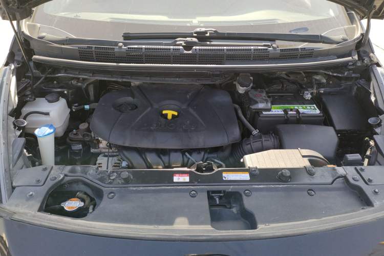 Used Kia Carens 2013 2.0L 7-Seater Automatic Luxury Version China IV Standard Engine Bay