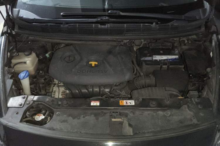 Used Kia Carens 2013 2.0L 7-Seater Automatic Luxury Version China IV Standard Engine Bay