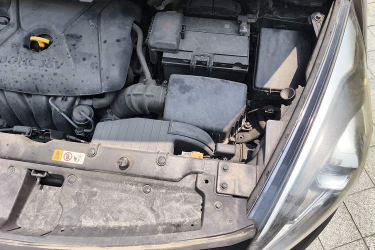 Used Kia Carens 2013 2.0L 5-Seater Automatic Standard Version China IV Standard Engine Bay Left