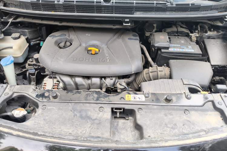 Used Kia Carens 2013 2.0L 5-Seater Automatic Standard Version China IV Standard Engine Bay