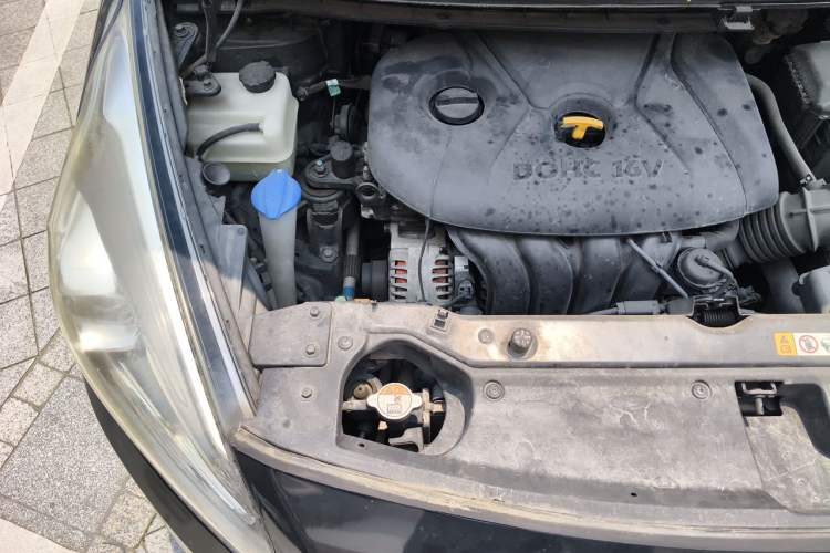 Used Kia Carens 2013 2.0L 5-Seater Automatic Standard Version China IV Standard Engine Bay Right