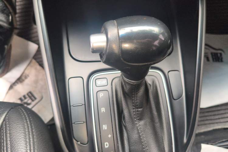 Used Kia Carens 2013 2.0L 5-Seater Automatic Standard Version China IV Standard Gear Lever