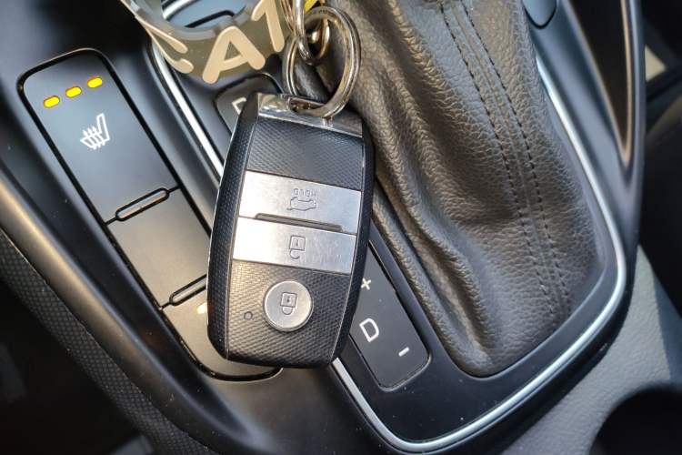 Used Kia Carens 2013 2.0L 7-Seater Automatic Luxury Version China IV Standard Interior 1