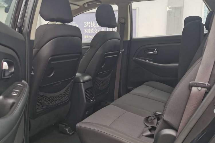 Used Kia Carens 2013 2.0L 7-Seater Automatic Standard Version China IV Standard Interior 3