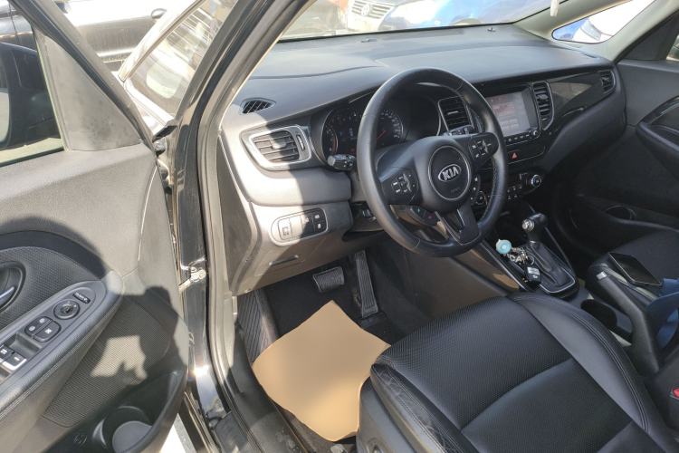 Used Kia Carens 2013 2.0L 7-Seater Automatic Luxury Version China IV Standard Interior 3