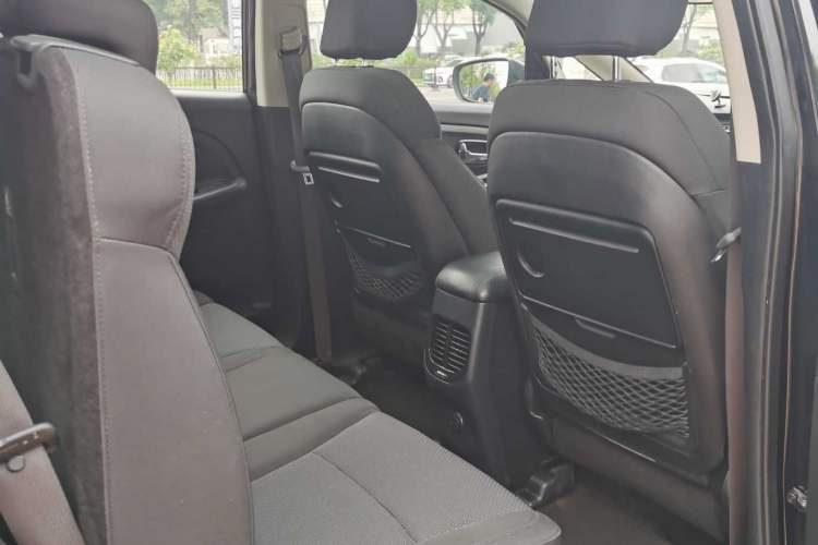 Used Kia Carens 2013 2.0L 7-Seater Automatic Standard Version China IV Standard Interior 4